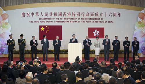 7月1日,全國政協(xié)副主席董建華(左五)、香港特區(qū)行政長官梁振英(左六)等嘉賓出席酒會(huì)。 當(dāng)日,香港特區(qū)政府在香港會(huì)議展覽中心舉行酒會(huì),慶祝香港回歸祖國16周年。 新華社記者 呂小煒 攝