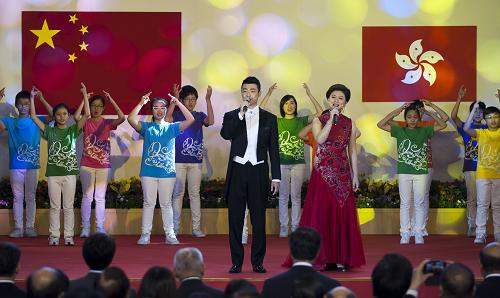 7月1日,演員在酒會(huì)上表演節(jié)目。 新華社記者 呂小煒 攝 7月1日,演員在酒會(huì)上表演節(jié)目。 當(dāng)日,香港特區(qū)政府在香港會(huì)議展覽中心舉行酒會(huì),慶祝香港回歸祖國16周年。 新華社記者 呂小煒 攝