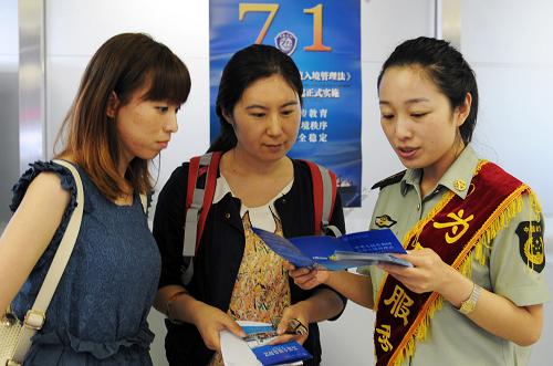 7月1日, 沈陽(yáng)邊防檢查站檢查員張靜妍為旅客介紹《中華人民共和國(guó)出境入境管理法》內(nèi)容。當(dāng)日,《中華人民共和國(guó)出境入境管理法》正式實(shí)施,《中華人民共和國(guó)公民出境入境管理法》《中華人民共和國(guó)外國(guó)人入境出境管理法》同時(shí)廢止。沈陽(yáng)邊防檢查站在沈陽(yáng)桃仙國(guó)際機(jī)場(chǎng)開展“知法、懂法、守法”宣傳活動(dòng)。新華社記者 楊青 攝