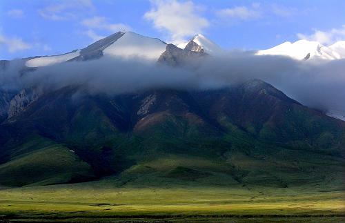 青藏鐵路沿線昆侖山口附近的雪山(7月17日攝)。新華社記者 王頌 攝