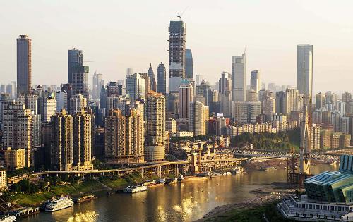 正在建設中的重慶環(huán)球金融中心(中)成為目前重慶第一高樓(5月26日攝)。記者7月18日從開發(fā)商重慶華迅地產(chǎn)獲悉,重慶在建最高樓——重慶環(huán)球金融中心主體工程于近日完工,現(xiàn)已進入內(nèi)部裝修階段,預計整個工程將于2014年9月全部完工。重慶環(huán)球金融中心,位于解放碑核心商圈,共78層,高339米,總投資20億元,于2010年動工,建成后將成為重慶打造長江上游金融中心的地標性建筑。新華社記者 李健 攝