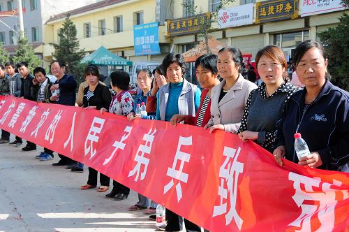 7月31日,在G212國道岷縣梅川鎮(zhèn)境內(nèi)道路旁,送行群眾在等候救災(zāi)官兵的到來。當(dāng)日,災(zāi)區(qū)群眾得知救災(zāi)官兵撤離的消息后,自發(fā)來到部隊撤離的道路旁,送別救災(zāi)官兵。隨著甘肅岷縣漳縣6.6級地震抗震救災(zāi)工作從應(yīng)急搶險逐漸轉(zhuǎn)入過渡期安置,參加抗震救災(zāi)應(yīng)急搶險的解放軍、武警等部隊相繼撤離災(zāi)區(qū)。新華社記者 范培珅 攝