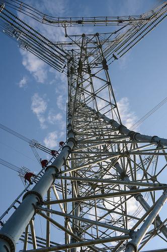 7月31日,在浙江長興縣林城鎮(zhèn)石英村,浙江省送變電工程公司工作人員冒著高溫攀爬上“皖電東送”線路鐵塔進行最后的走線驗收。從8月1日開始,該線路將進入帶電測試階段。當日,1000千伏“皖電東送”特高壓輸電工程全線貫通,將進入線路帶電測試及系統(tǒng)調(diào)試階段,預計將于九月正式投產(chǎn)。1000千伏“皖電東送”特高壓輸電工程是我國首條同塔雙回路特高壓交流輸電工程,是“十二五”國家重點工程項目,總投資185.36億元。工程西起安徽淮南,經(jīng)皖南、浙北到達上海,線路全長656公里,共有1421座鐵塔,跨越華東27個地(市)縣。該工程是世界上電壓等級最高、輸電能力最強、技術(shù)水平最高的輸電工程,工程建成后其每年輸電能力達500億度,將有效保障浙江、上海的電力供應。新華社記者 徐昱 攝