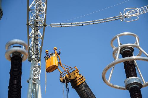 7月31日,浙江省送變電工程公司工作人員冒著高溫在浙北變電站內(nèi)對安裝完畢的設備進行檢測。1000千伏浙北變電站位于浙江省安吉縣境內(nèi),是皖電東送特高壓輸電工程浙江境內(nèi)唯一的特高壓站點。新華社記者 徐昱 攝