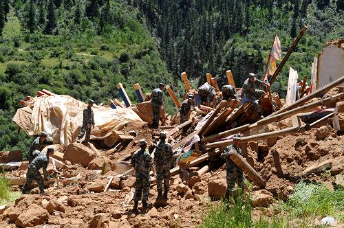 8月13日,昌都軍分區(qū)的解放軍官兵在西藏昌都地區(qū)左貢縣田妥鎮(zhèn)米扎村清理一處因地震倒塌的民房。新華社記者 文濤 攝
