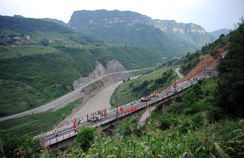 8月13日,成都鐵路局現(xiàn)場搶修人員在云南省大關(guān)縣天星鎮(zhèn)山體滑坡現(xiàn)場進(jìn)行線路整修作業(yè)。新華社記者 薛玉斌 攝