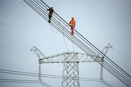 8月14日,工作人員冒著高溫在湖州安吉縣對(duì)1000千伏“皖電東送”線路進(jìn)行走線驗(yàn)收。 7月中旬,國(guó)網(wǎng)浙江檢修公司的170多名驗(yàn)收人員開(kāi)始對(duì)1000千伏“皖電東送”特高壓輸電工程進(jìn)行線路驗(yàn)收,已經(jīng)完成150公里,占浙江段線路長(zhǎng)度的87%,驗(yàn)收進(jìn)入收尾階段。該工程預(yù)計(jì)將于9月正式投產(chǎn)。 1000千伏“皖電東送”特高壓輸電工程是我國(guó)首條同塔雙回路特高壓交流輸電工程,是“十二五”國(guó)家重點(diǎn)工程項(xiàng)目。新華社記者 徐昱 攝