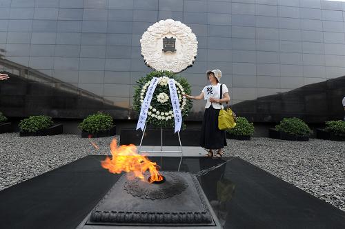 8月15日,一名參加和平集會的日本友人在侵華日軍南京大屠殺遇難同胞紀(jì)念館的祭場向南京大屠殺遇難者敬獻(xiàn)花圈。當(dāng)日,南京各界人士代表和日本友人在侵華日軍南京大屠殺遇難同胞紀(jì)念館舉行和平集會,紀(jì)念中國人民抗日戰(zhàn)爭勝利68周年,悼念南京大屠殺30萬遇難者。新華社記者 韓瑜慶 攝