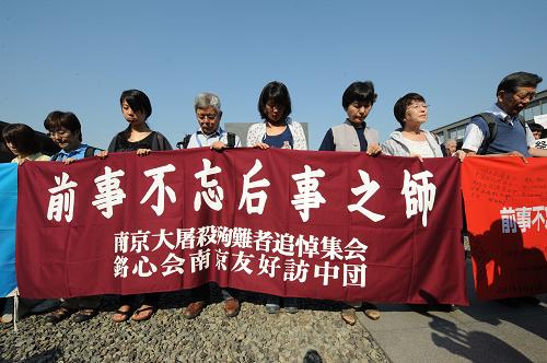 8月15日,日本銘心會·南京第28次友好訪華團的日本友人在和平集會上憑吊南京大屠殺遇難者。新華社記者 孫參 攝