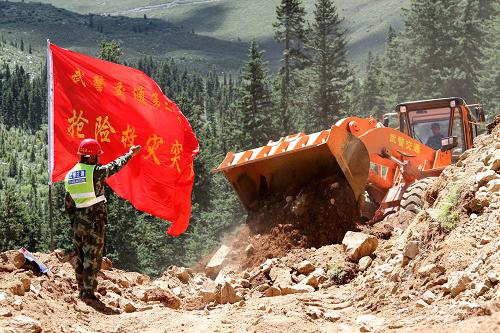 8月13日,武警交通二支隊(duì)的裝載機(jī)在打通前往地震重災(zāi)區(qū)米扎村的公路。8月12日,西藏昌都地區(qū)發(fā)生6.1級(jí)地震。目前,各救援隊(duì)伍、醫(yī)療小組已陸續(xù)抵達(dá)災(zāi)區(qū),災(zāi)區(qū)群眾生活得到妥善安置,抗震救災(zāi)各項(xiàng)工作正穩(wěn)步推進(jìn)。據(jù)不完全統(tǒng)計(jì),地震發(fā)生后,已有近千名解放軍、武警官兵、200名民兵預(yù)備役,1.1萬多名干部、近6.7萬名群眾參與搶險(xiǎn)救災(zāi)工作。新華社發(fā)(汪巍攝)