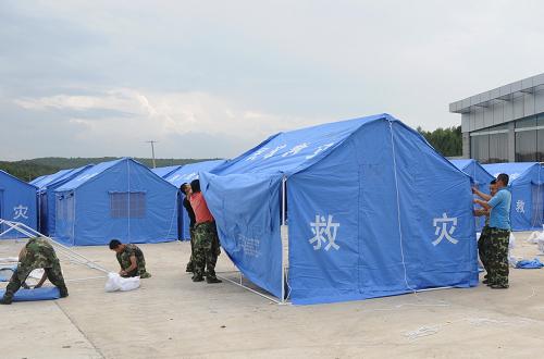 8月15日,向陽鄉(xiāng)組織工作人員搭臨時安置點。新華社記者 梁書斌 攝