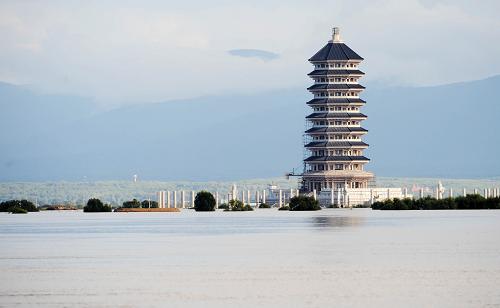 在黑瞎子島上,在建的東極寶塔被洪水包圍(9月1日攝)。新華社記者 王建威 攝