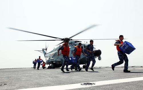9月2日,井岡山艦官兵從直升機(jī)上搬運(yùn)干貨。當(dāng)?shù)貢r(shí)間9月2日上午10時(shí)左右,中國海軍第十五批護(hù)航編隊(duì)“井岡山號(hào)”兩棲登陸艦與“太湖號(hào)”綜合補(bǔ)給艦進(jìn)行了立體補(bǔ)給。在補(bǔ)給中,太湖艦不僅通過縱向補(bǔ)給方式給井岡山艦進(jìn)行了300噸柴油補(bǔ)給,同時(shí)還通過直升機(jī)向井岡山艦進(jìn)行了干貨補(bǔ)給,轉(zhuǎn)運(yùn)新鮮蔬菜30多箱件,為執(zhí)行護(hù)航任務(wù)提供了有力的后勤保障。新華社記者梁舜攝