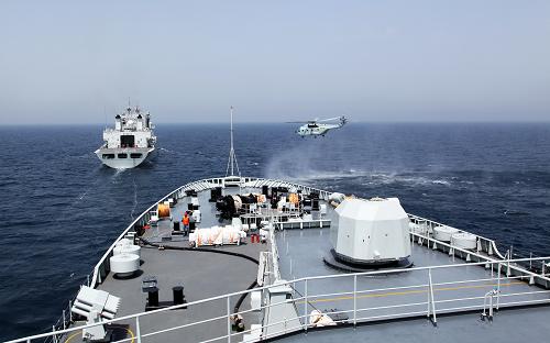 9月2日,直升機(jī)從井岡山艦起飛,飛往太湖艦進(jìn)行干貨補(bǔ)給。新華社記者 梁舜 攝