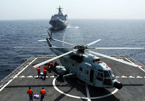 9月2日,太湖艦官兵往直升機(jī)上搬運(yùn)干貨。新華社發(fā)(李秀林?jǐn)z)