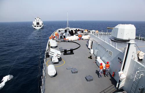 9月2日,井岡山艦官兵牽引太湖艦的輸油管。新華社記者 梁舜 攝