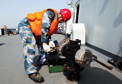 9月2日,井岡山艦官兵接駁太湖艦的油管。新華社記者 梁舜 攝