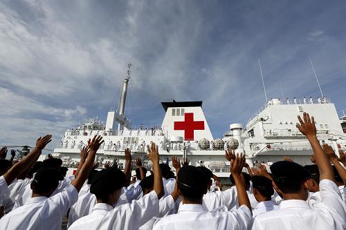 9月3日,在緬甸仰光,緬甸海軍官兵向中國(guó)海軍“和平方舟”醫(yī)院船揮手道別。當(dāng)日,中國(guó)海軍“和平方舟”醫(yī)院船結(jié)束對(duì)緬甸的友好訪問和醫(yī)療服務(wù),離開仰光迪洛瓦碼頭繼續(xù)下站訪問。6天訪問期間,醫(yī)院船醫(yī)務(wù)人員為緬甸當(dāng)?shù)孛癖姾筒筷?duì)官兵9000多人提供診療和體檢服務(wù),受到民眾和官兵的歡迎和稱贊。新華社發(fā)(吳昂 攝)