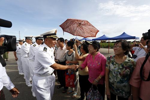 9月3日,在緬甸仰光,中國(guó)海軍“和平方舟”醫(yī)院船指揮員沈浩少將(前左)與送行的當(dāng)?shù)孛癖娢帐?。新華社發(fā)(吳昂攝)