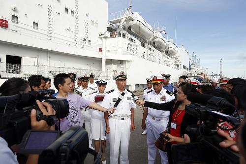 9月3日,在緬甸仰光,中國(guó)海軍“和平方舟”醫(yī)院船指揮員沈浩少將(中)在歡送儀式上接受媒體采訪。新華社發(fā)(吳昂 攝)