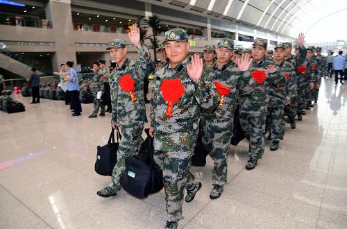 9月5日,遼寧地區(qū)首批夏秋季新兵在沈陽(yáng)火車站集結(jié),準(zhǔn)備奔赴軍營(yíng)。當(dāng)日,遼寧地區(qū)首批2000多名夏秋季新兵從沈陽(yáng)出發(fā)踏上征途,奔赴全國(guó)各地,為國(guó)防建設(shè)奉獻(xiàn)青春。據(jù)了解,這批新兵是從適齡青年中嚴(yán)格挑選出來的,其中大學(xué)生士兵占30%。新華社發(fā)(萬重 攝)