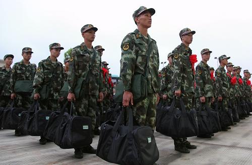9月5日,入伍新兵在廣西壯族自治區(qū)來賓市武宣縣人武部集中,準(zhǔn)備啟程赴軍營(yíng)。當(dāng)日,廣西來賓市武宣縣舉行新兵送別儀式,歡送夏秋季新兵踏上征程,奔赴部隊(duì),開始他們的軍旅生涯。新華社發(fā)(陳冬梅 攝)