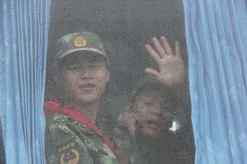 9月5日,入伍新兵在廣西壯族自治區(qū)來賓市武宣縣人武部,入伍新兵向親人們揮手告別。當(dāng)日,廣西來賓市武宣縣舉行新兵送別儀式,歡送夏秋季新兵踏上征程,奔赴部隊(duì),開始他們的軍旅生涯。新華社發(fā)(陳冬梅 攝)