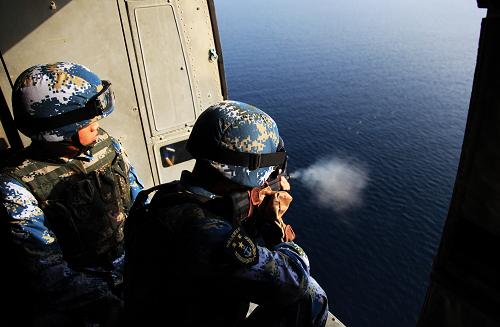 9月11日,在亞丁灣海域,中國海軍第十五批護(hù)航編隊(duì)特戰(zhàn)隊(duì)員在直升機(jī)上對(duì)海面目標(biāo)進(jìn)行射擊。當(dāng)?shù)貢r(shí)間9月11日下午,在亞丁灣海域,中國海軍第十五批護(hù)航編隊(duì)特戰(zhàn)隊(duì)員組織首次輕武器空對(duì)海射擊訓(xùn)練。據(jù)了解,空對(duì)海射擊訓(xùn)練的目的是提高特戰(zhàn)隊(duì)員乘直升機(jī)進(jìn)行警示驅(qū)離任務(wù)時(shí)的射擊精準(zhǔn)度。新華社記者 梁舜 攝