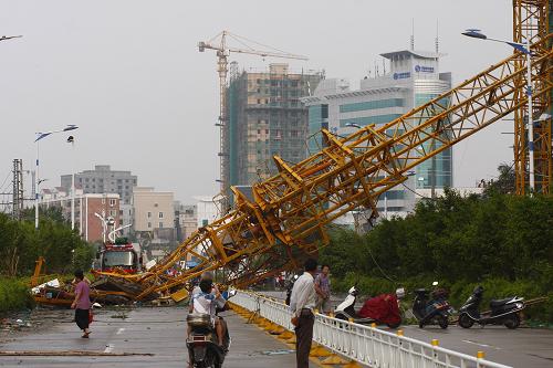 9月23日,廣東汕尾市區(qū)一在建工地的腳手架被風吹倒砸在道路上,致使交通嚴重受阻。新華社發(fā)(蔡文暉 攝)