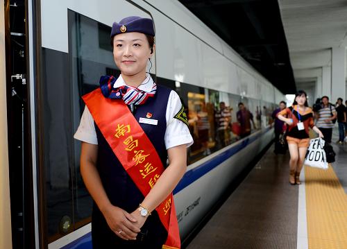 9月26日,福州至南昌動(dòng)車列車長在福州火車站站臺(tái)迎候旅客。新華社記者 張國俊 攝