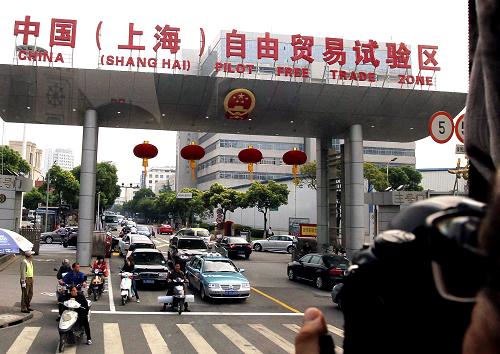 9月29日,一名參觀者在拍攝中國(guó)(上海)自由貿(mào)易試驗(yàn)區(qū)的大門。新華社記者 陳飛 攝