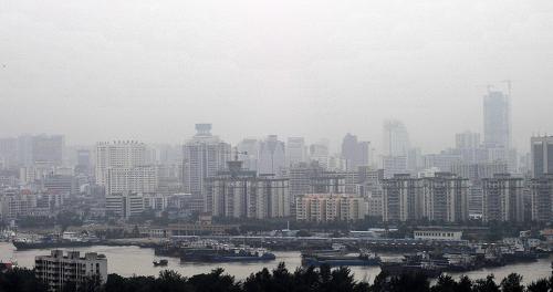 9月29日,船舶回到??谛赂鄞a頭錨地避風(fēng)。目前,臺(tái)風(fēng)“蝴蝶”在三亞市東南方向約370公里的南海中部海面上,以每小時(shí)10公里左右的速度向偏西方向移動(dòng),中心附近最大風(fēng)力12級(jí),風(fēng)速達(dá)到35米每秒,七級(jí)大風(fēng)范圍半徑為300公里,十級(jí)大風(fēng)范圍半徑為70公里。國家海洋預(yù)報(bào)臺(tái)將海浪預(yù)警級(jí)別提升至橙色。預(yù)計(jì)29日中午到30日中午,南海西部將出現(xiàn)6到9米的狂浪到狂濤區(qū),南海東部將出現(xiàn)3到4米的大浪到巨浪區(qū);海南東部、南部沿岸海域?qū)⒊霈F(xiàn)3到4.4米的大浪到巨浪。新華社記者 趙穎全 攝