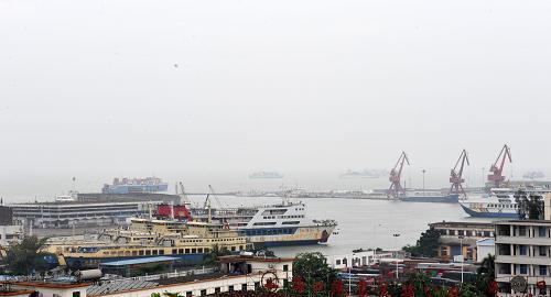 9月29日拍攝的??谛阌⒏蹆?nèi)的船舶。新華社記者 趙穎全 攝