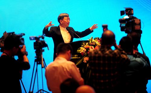 10月10日,在絲綢之路文化峰會上,學者余秋雨進行主題演講。新華社記者 張錳 攝