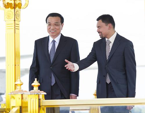 10月9日,李克強(qiáng)抵達(dá)斯里巴加灣市文萊國(guó)際機(jī)場(chǎng),開(kāi)始對(duì)文萊進(jìn)行正式訪問(wèn),并出席東亞領(lǐng)導(dǎo)人系列會(huì)議。文萊王儲(chǔ)比拉代表蘇丹哈桑納爾到機(jī)場(chǎng)迎接李克強(qiáng),并以文萊特有的禮儀舉行隆重的歡迎儀式。這是李克強(qiáng)與比拉共同登上檢閱臺(tái)。新華社記者 黃敬文 攝