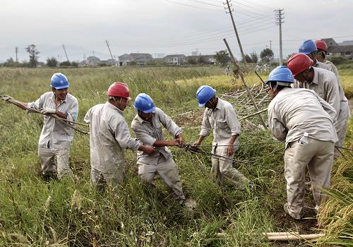 浙江金華供電公司職工在浙江省溫州市蒼南縣藻溪鎮(zhèn)元甸村維修受損的電力設(shè)施(10月9日攝)。新華社發(fā)(王平 攝)