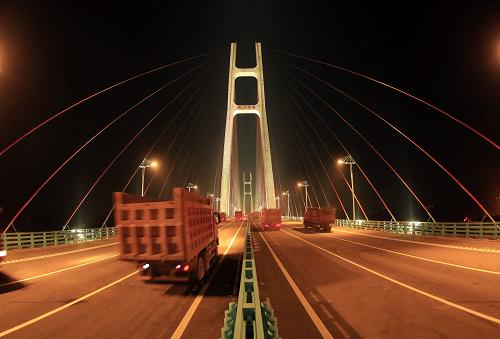10月10日,卡車通行在江西九江長(zhǎng)江公路大橋上進(jìn)行荷載試驗(yàn)。新華社發(fā)(張海巖 攝)