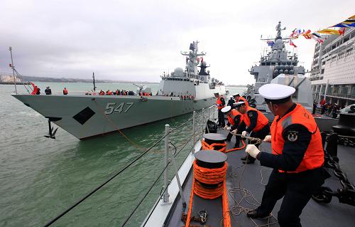 10月11日,中國海軍導(dǎo)彈護(hù)衛(wèi)艦臨沂艦(左)駛抵奧克蘭港碼頭。當(dāng)?shù)貢r(shí)間11日上午10時(shí)(北京時(shí)間11日凌晨5時(shí)),由北海艦隊(duì)導(dǎo)彈驅(qū)逐艦青島艦、導(dǎo)彈護(hù)衛(wèi)艦臨沂艦和遠(yuǎn)洋綜合補(bǔ)給艦洪澤湖艦組成的中國海軍艦艇編隊(duì),在編隊(duì)指揮員、北海艦隊(duì)參謀長魏鋼少將的率領(lǐng)下,抵達(dá)新西蘭奧克蘭開始為期4天的友好訪問。新華社記者 查春明 攝