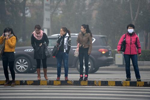 10月22日,哈爾濱市民在街道路口等候過(guò)馬路。新華社記者 王凱 攝