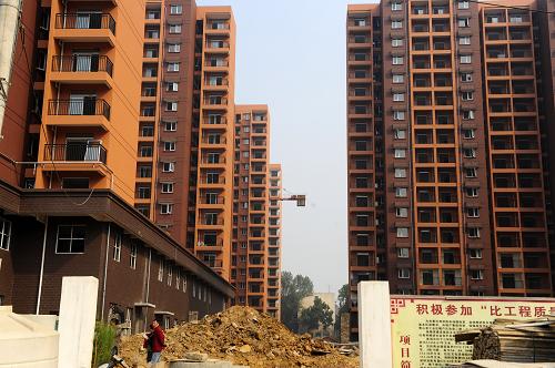 這是武漢市青山區(qū)正在建設(shè)的一處棚改回遷樓(10月22日攝)。“沒住過草棚的人,難以體會棚改帶來的‘脫胎換骨’般的高興”,這是武漢市青山區(qū)許多棚改戶的心里話。從上世紀(jì)50年代起,十多萬產(chǎn)業(yè)工人聚集青山,住進臨時工棚,支援武鋼建設(shè),當(dāng)?shù)刂饾u形成11個棚戶集中社區(qū),居住著13709戶共4萬余人,其中上萬戶居住面積不到50平方米,條件十分簡陋,生活相對艱難,“住有所居”遲遲難以圓夢。2007年,武漢市青山區(qū)啟動棚戶區(qū)改造一期工程,目前已完成9000多戶棚戶區(qū)拆遷。其中近8000戶居民回遷安置在兩個小區(qū),另有1000多戶今年底能拿到新房鑰匙。囊括剩余兩千多戶的二期工程也計劃近期動工。新華社記者 郝同前 攝