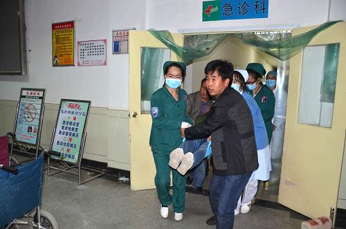 10月24日,醫(yī)護人員將一名受傷乘客抬進格爾木市人民醫(yī)院。新華社發(fā)(李莎莎 攝)