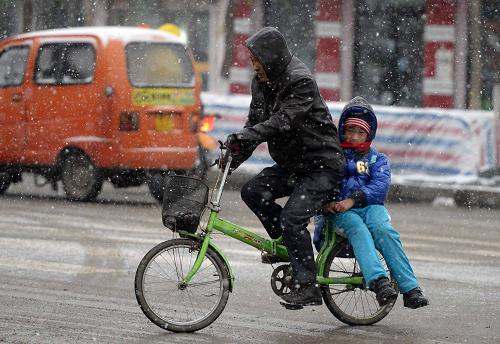 11月7日,在黑龍江東北部的綏濱縣,一位家長(zhǎng)冒雪騎車(chē)送孩子上學(xué)。11月7日,黑龍江省部分地區(qū)迎來(lái)降雪。黑龍江省氣象臺(tái)11月6日10時(shí)40分發(fā)布了寒潮藍(lán)色預(yù)警信號(hào),預(yù)計(jì)48小時(shí)內(nèi),氣溫將下降8攝氏度以上。新華社記者 王凱 攝