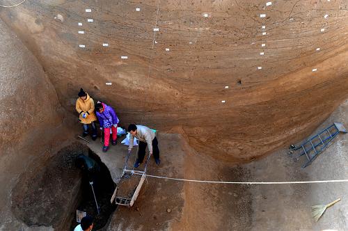 考古工作者在河南靈寶市陽平鎮(zhèn)西坡遺址進(jìn)行發(fā)掘(11月28日攝)。新華社記者 朱祥 攝