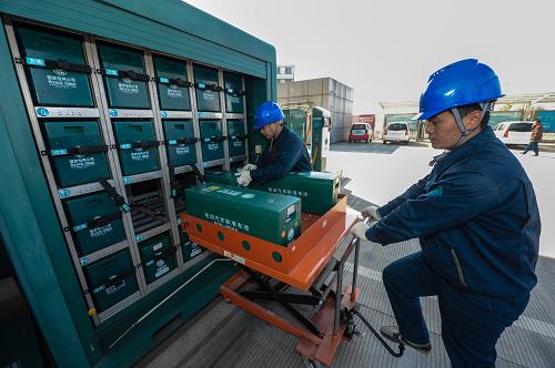 11月29日,在金華市東關(guān)電動汽車充電站內(nèi),工作人員在更換新的電池組。該充電站是目前浙江省規(guī)模最大、設(shè)施最齊全的電動汽車充電站,可同時為10輛不同類型電動汽車進(jìn)行整車充電;并且具備電動汽車充電、更換電池組、維護(hù)保養(yǎng)等多種功能于一體。新華社記者 徐昱 攝