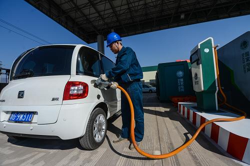 11月29日,在金華市東關(guān)電動汽車充電站內(nèi),工作人員在為一輛純電動汽車進(jìn)行整車充電。新華社記者 徐昱 攝