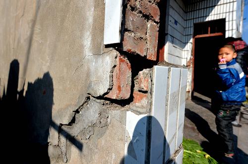 在湖北省巴東縣東瀼口鎮(zhèn)雷家坪村,一戶人家的房屋墻壁被地震損壞(12月17日攝)。新華社發(fā)