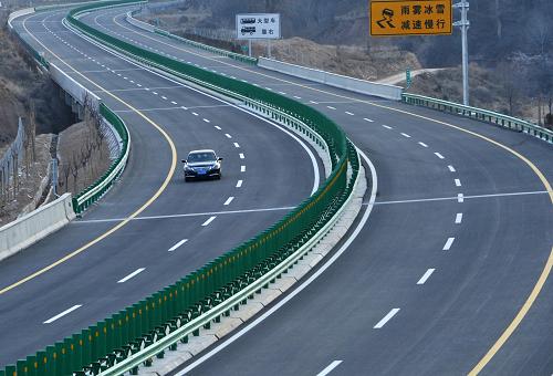 12月19日,汽車在延安至吳起的高速公路上行駛。當(dāng)日,全長109.8公里的陜西省延安市至吳起縣的高速公路建成通車。該路段位于陜西北部黃土高原丘陵溝壑區(qū),經(jīng)志丹至吳起,全線為雙向4車道,設(shè)計速度為每小時80公里。延安至吳起高速公路的開通,對促進(jìn)區(qū)域經(jīng)濟(jì)發(fā)展和進(jìn)一步提高老區(qū)人民的生活水平,推動石油天然氣資源開發(fā)利用和旅游具有重要意義。新華社記者 丁海濤 攝