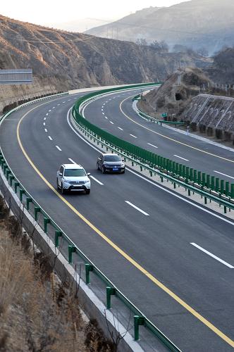 12月19日,汽車在延安至吳起的高速公路上行駛。新華社記者 丁海濤 攝