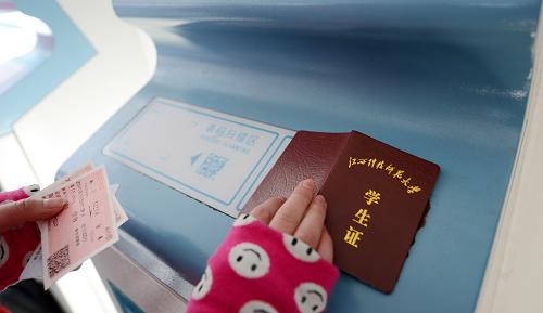 12月27日,來(lái)自江西科技師范大學(xué)的一名學(xué)生使用學(xué)生證在南昌火車站自動(dòng)取票機(jī)上取票。寒假即將來(lái)臨,為方便學(xué)生購(gòu)票、取票,南昌鐵路局近日在自動(dòng)售(?。┢睓C(jī)上新增售(?。W(xué)生票服務(wù),并在部分高校設(shè)置自動(dòng)售(?。┢睓C(jī)。新華社記者 周科 攝