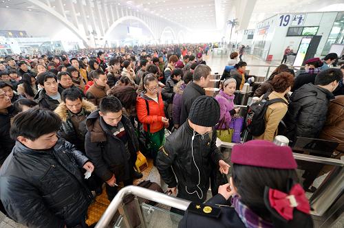 1月16日,旅客在石家莊火車站檢票進(jìn)站。新華社記者 朱旭東 攝